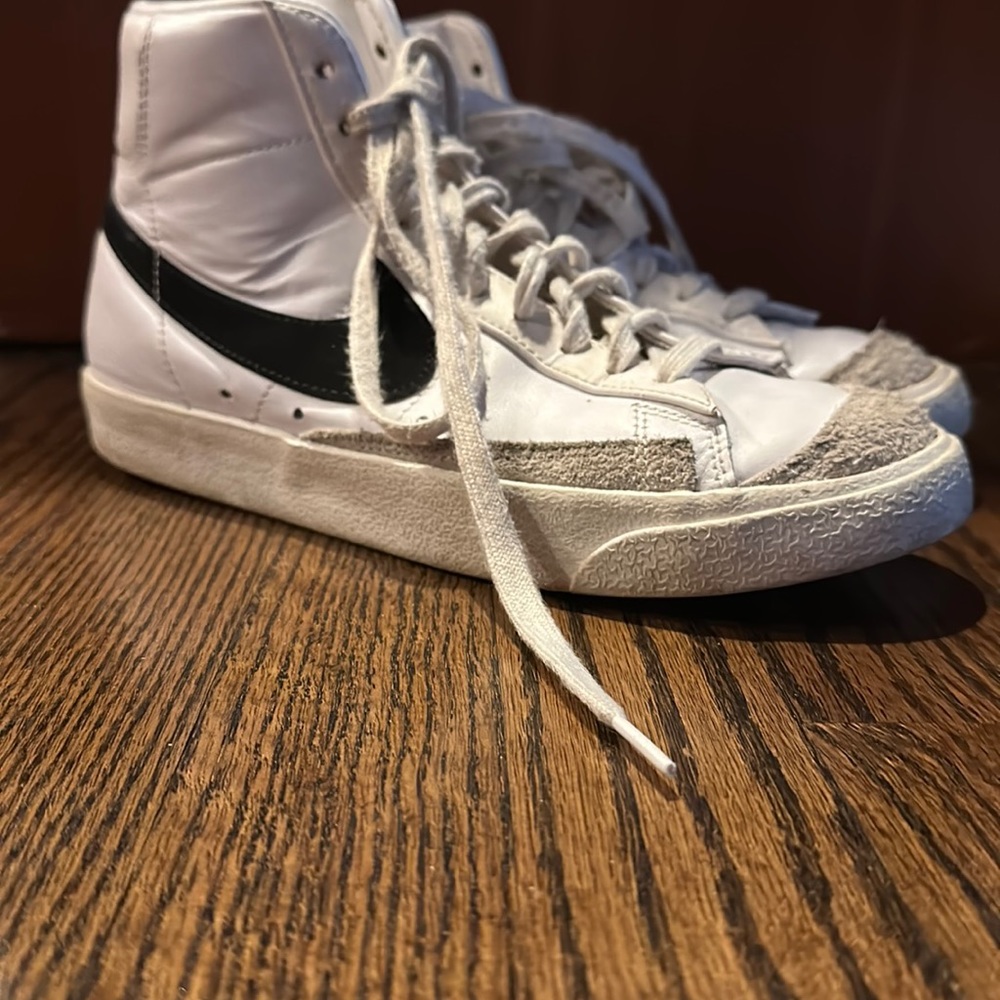 Nike Blazer’s Women’s size 8 white with black